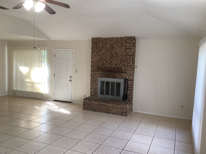 Building Photo - 109 Lake Forest Blvd