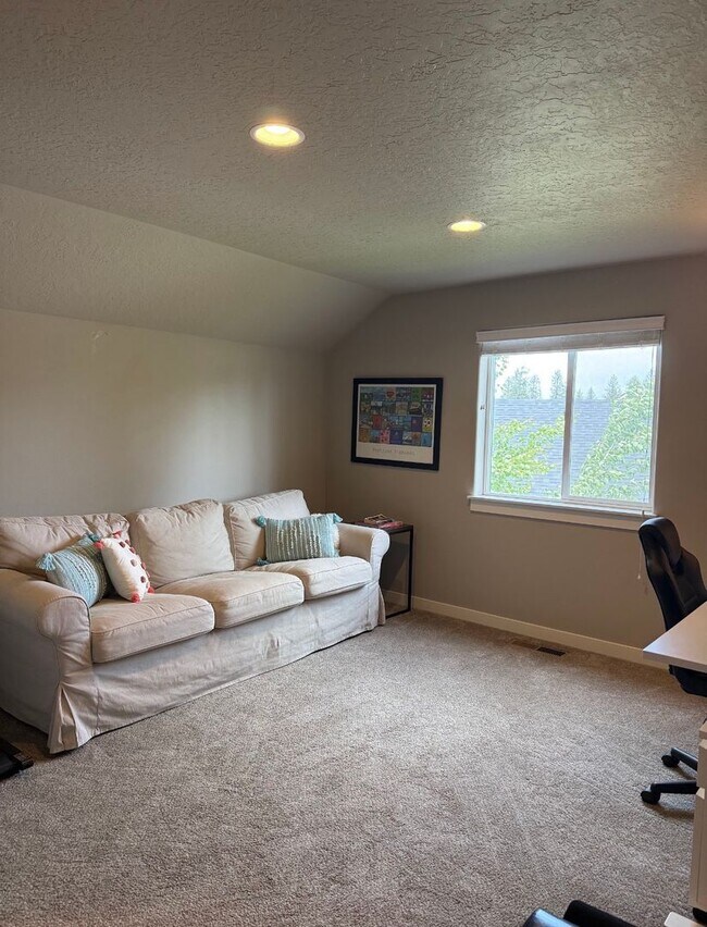 Building Photo - Beautiful 4-bdr with Bonus Loft and 3-car garage in Sisters!