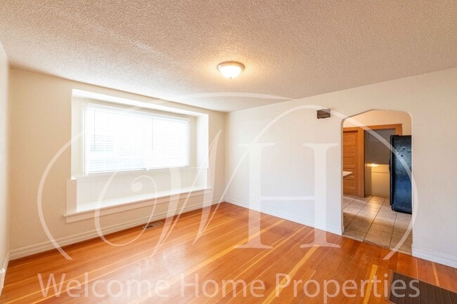 Building Photo - Sprawling 4 bed/2bath Craftsman Home