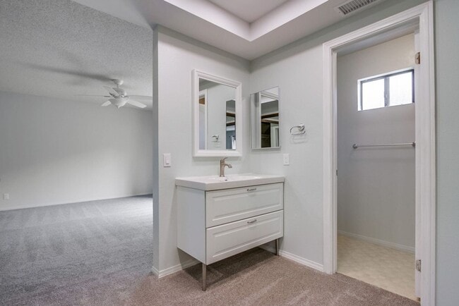 Building Photo - 4 bedroom home in amazing La Costa Community!