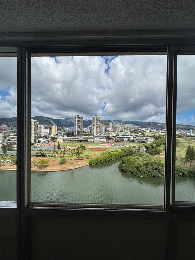 Building Photo - 1 Bed 1 Bath renovated with parking at Alo...