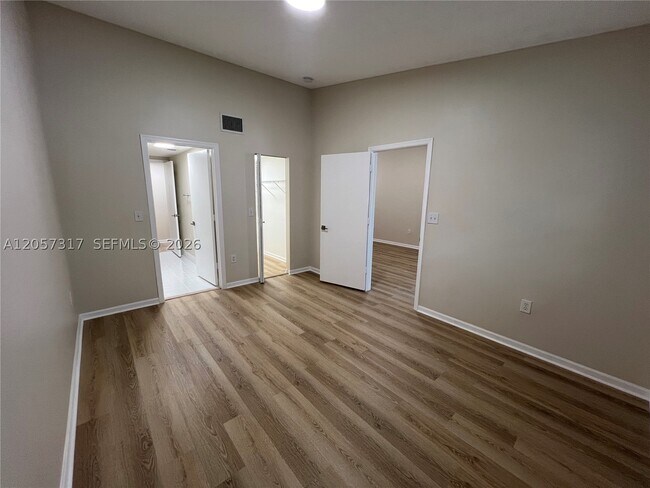 Building Photo - 202 Sable Palm Way