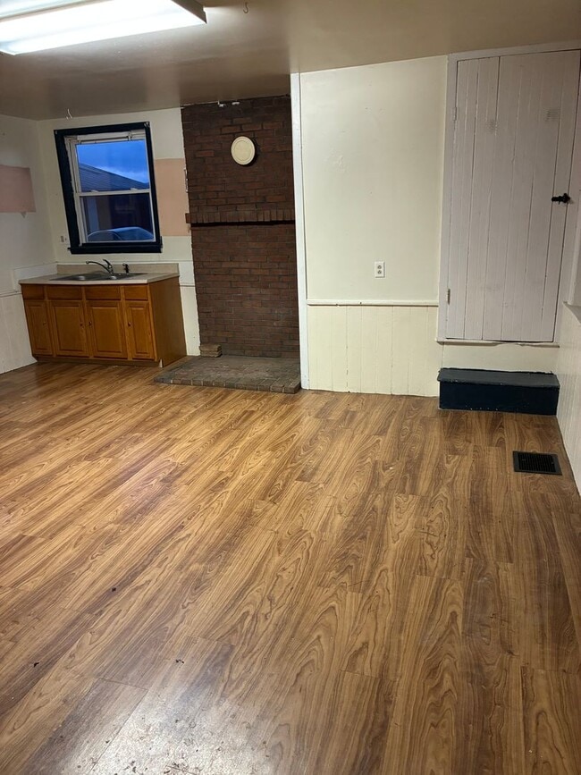 Building Photo - Charming 3-bedroom, 1-bath single-family home