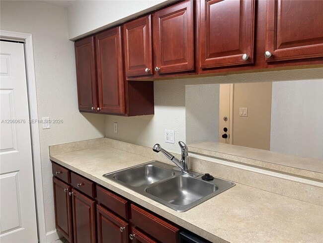 Building Photo - 755 Riverside Dr