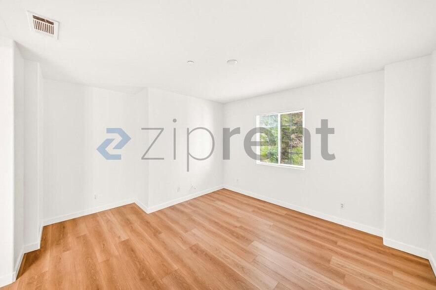 Building Photo - 15916 Lasselle St