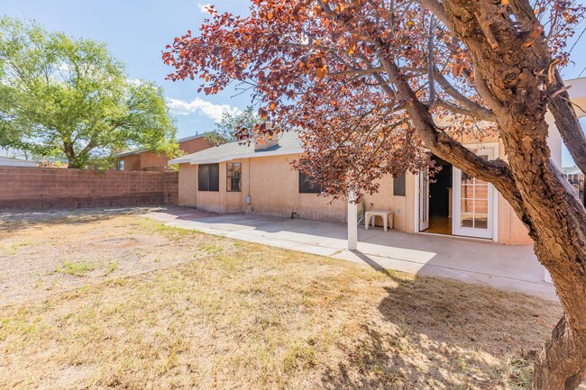 Building Photo - 3 Bedroom 2 Bath Home