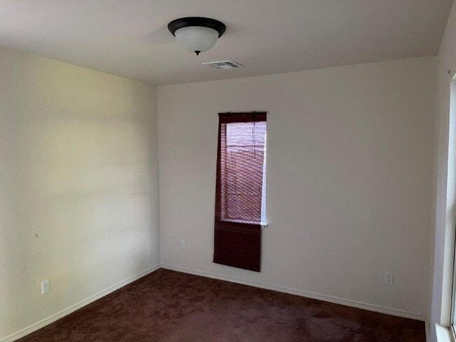 Building Photo - cute 2 bed 1 bath, fenced yard, small pet ok with deposit.