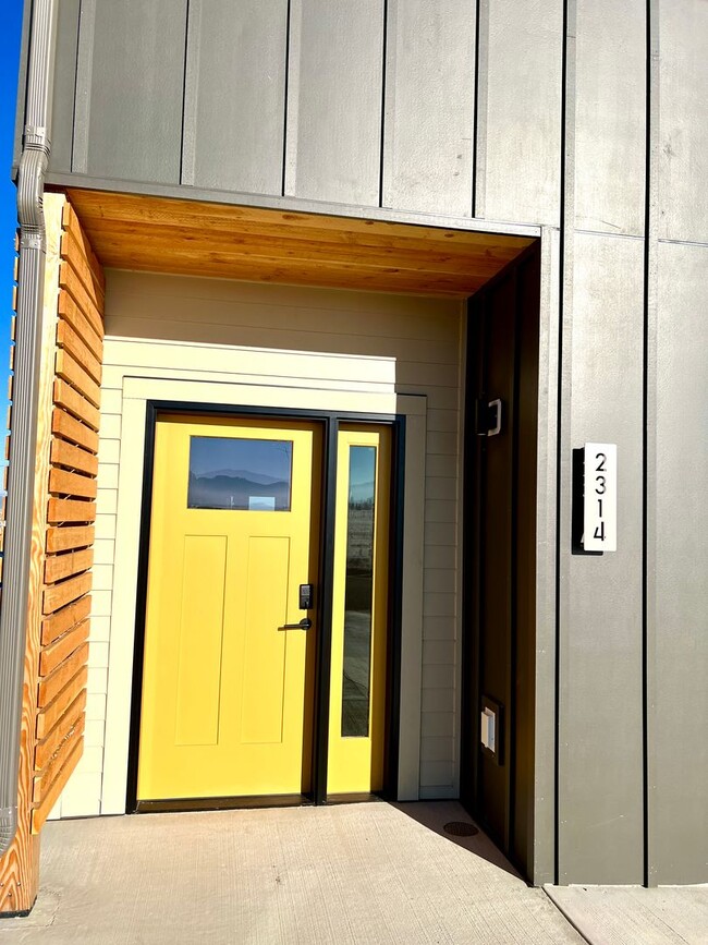 Building Photo - New, Pet Friendly, 2 bed 2 bath Townhouses!