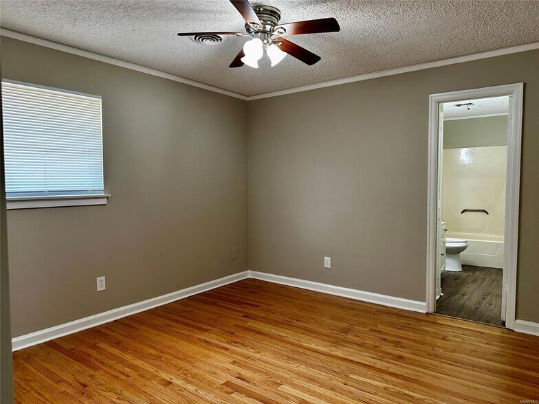 Building Photo - 1009 Rosedale Dr