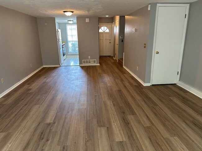 Building Photo - 11 Knollwood Cir