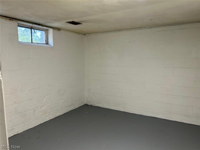 Building Photo - 17914 Chagrin Blvd