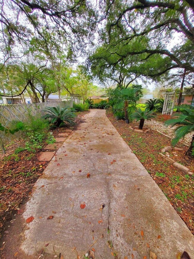 Building Photo - 706 Maple St