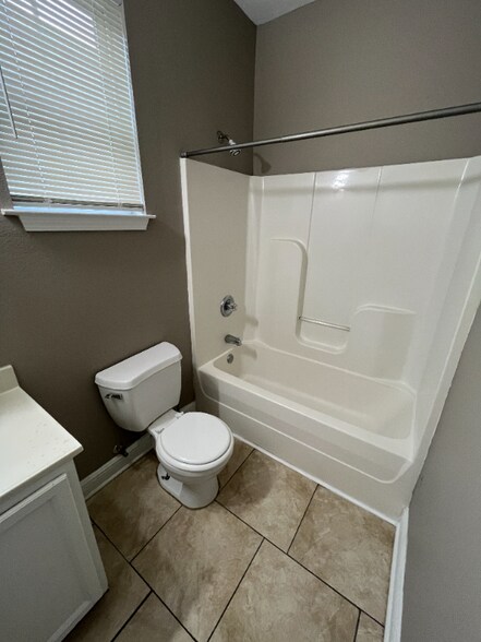 Building Photo - 1916 Eagle St