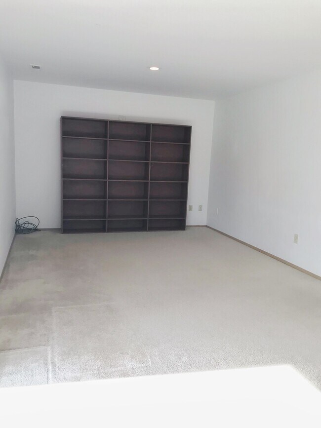 Building Photo - Great 3 bed with huge yard!