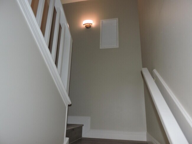 Building Photo - 213 Southgate Dr