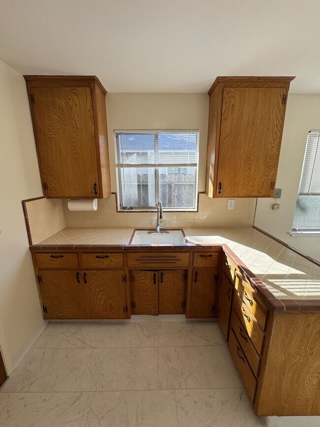 Building Photo - Hoover 1210-1212