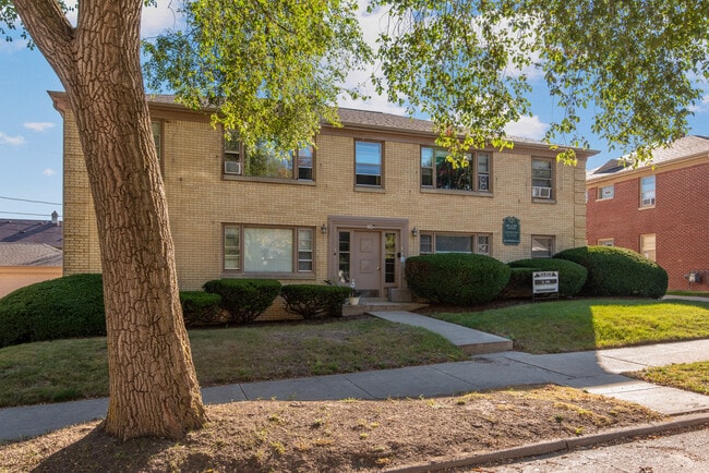 Building Photo - 608 N 90th St