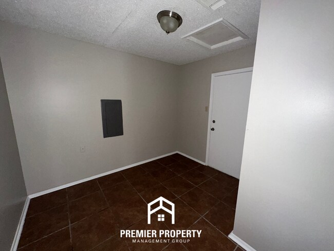 Building Photo - Charming 3BR/2BA Memphis Home w/ Vaulted Ceilings, Fireplace & Fenced Backyard