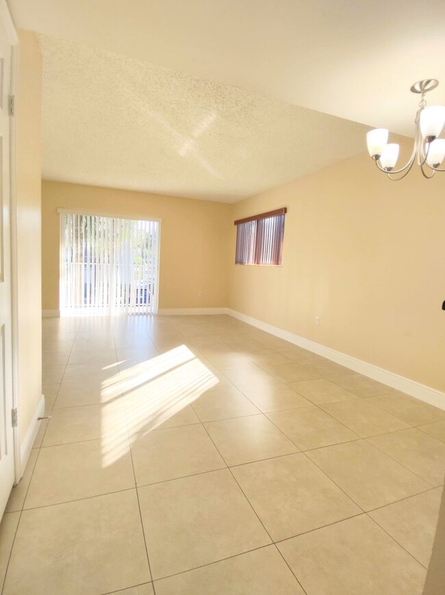 Building Photo - Spacious 2BR in Terrazas Del Sol