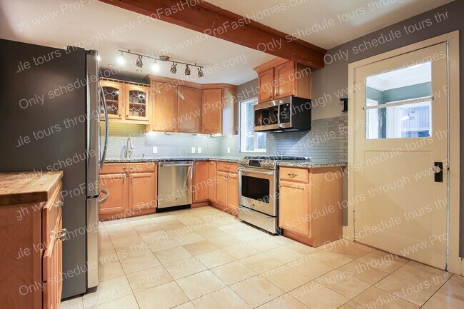 Building Photo - 7840 SW West Slope Dr