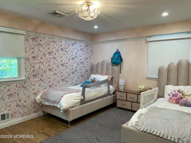 Building Photo - 81 Hollywood Ave