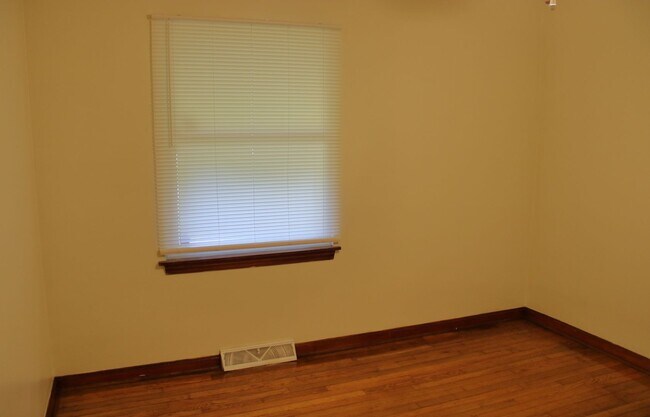 Building Photo - 4 bedroom/1 Bath Single Home!