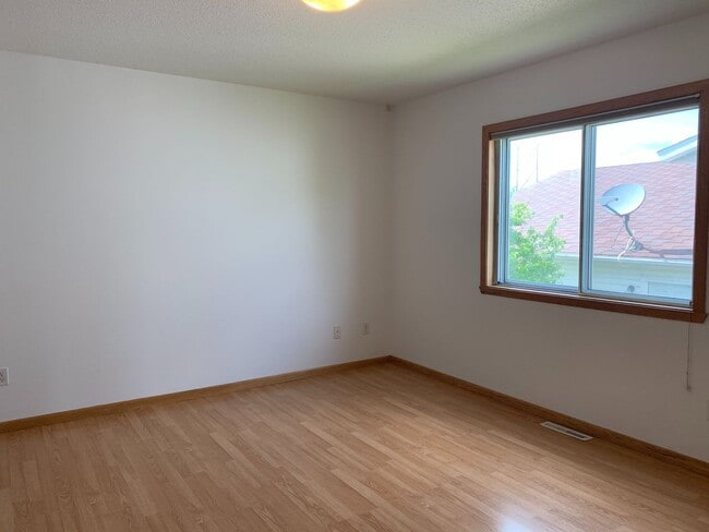 Building Photo - 3 Bedroom Twinhome