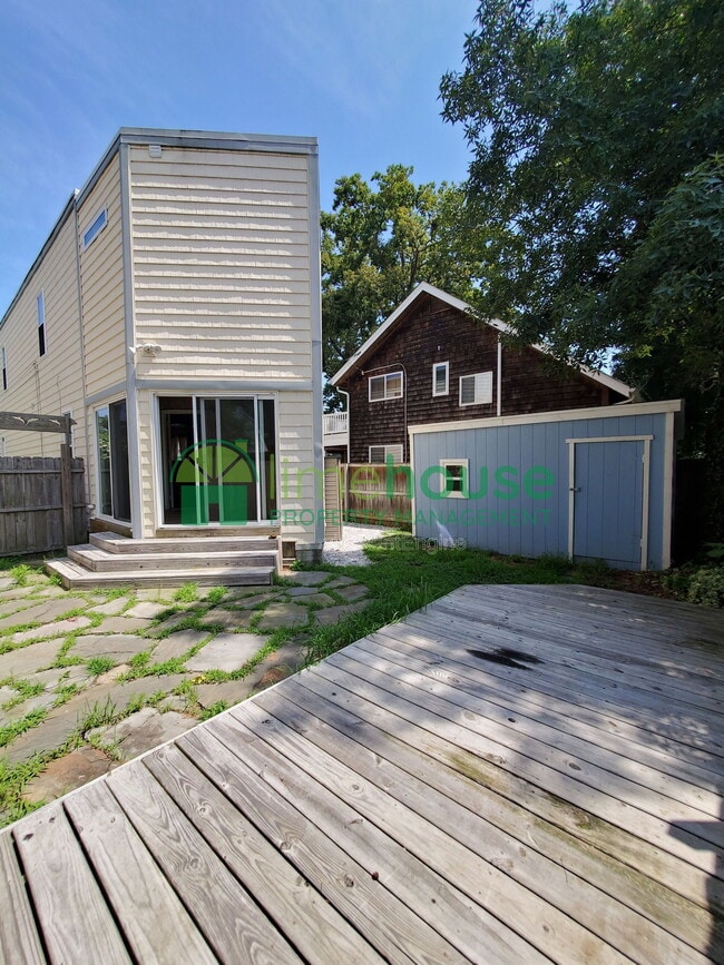 Building Photo - 724 Carolina Ave