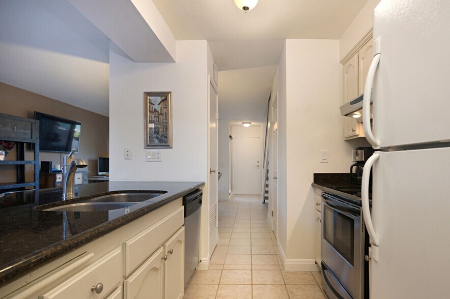 Building Photo - 28652 Conejo View Dr