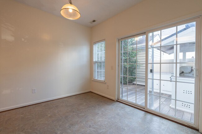 Building Photo - 5111 Moreland St