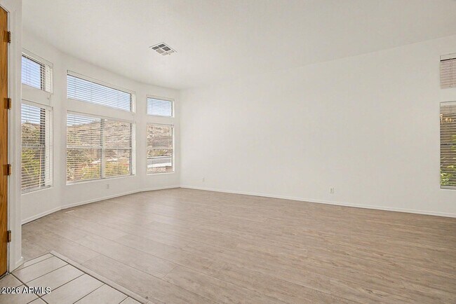 Building Photo - 1320 E Cottonwood Ln