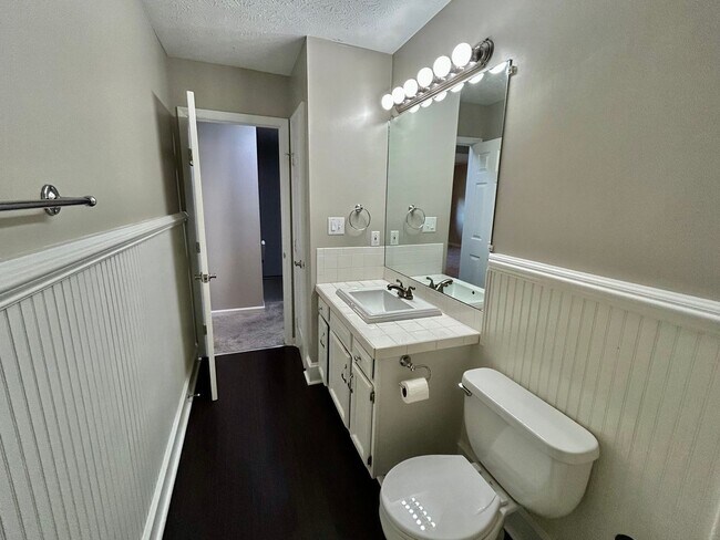 Building Photo - Cozy 2 Bed, 1.5 Bath in Lexington!