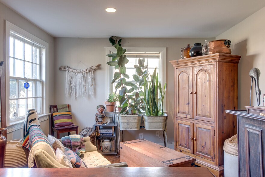 Building Photo - 253 Thuss Ave