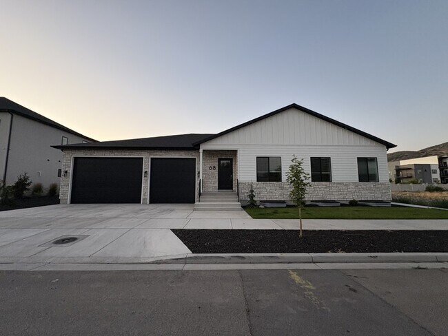Building Photo - 68 W 4750 N