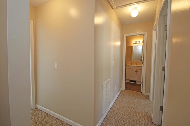 Building Photo - 1041 Oriole Ln