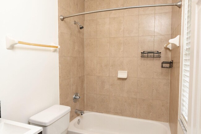 Building Photo - 1253 White Pine Dr