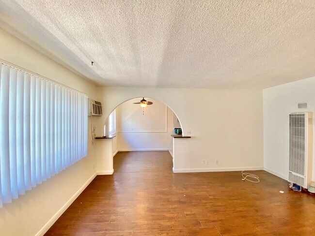 Interior Photo - mid363