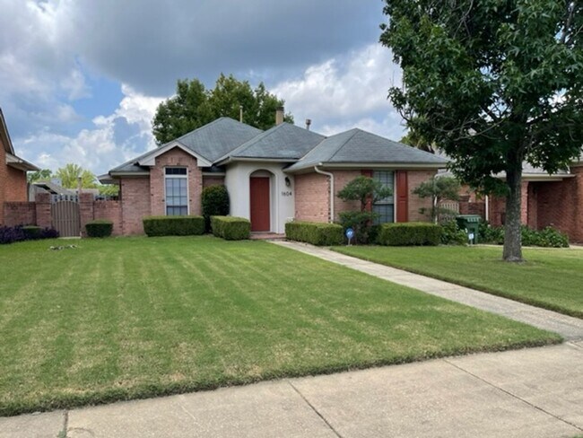 Building Photo - 1604 Queen Elizabeth Ct