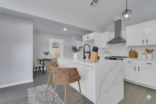 Building Photo - 544 N Elm Ave