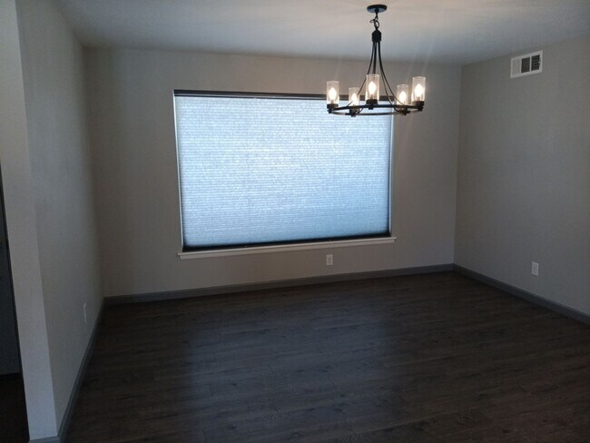 Building Photo - Stunning 4 bedroom, 2 bathroom home! Showings available NOW!