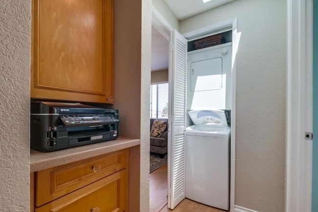 Building Photo - Stunning 2 bed 2 bath top floor condo in gated community with 2 covered parking spaces!