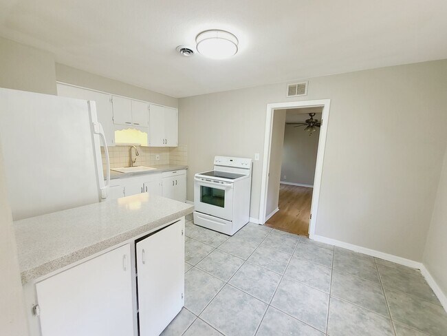 Building Photo - Three Bedroom One Bathroom Cottage in Palmetto Park, St. Petersburg