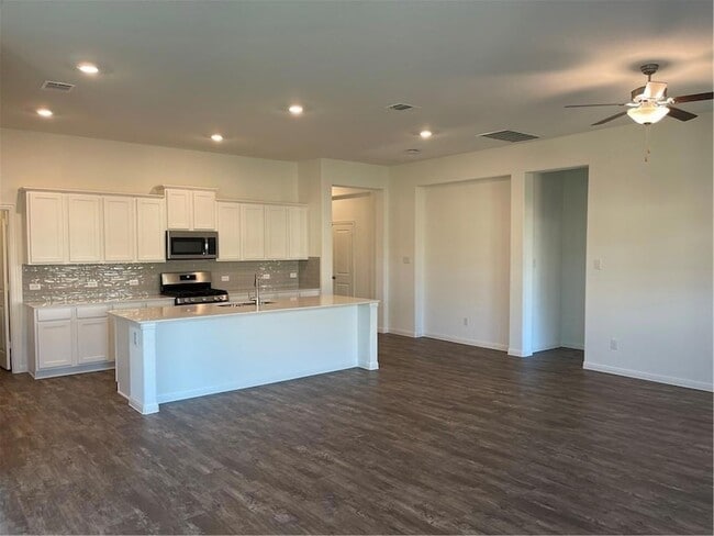 Building Photo - 208 Baralo St