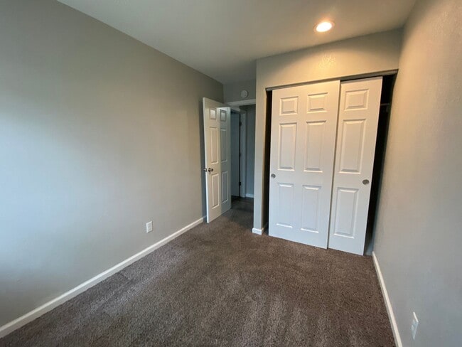 Building Photo - 5428 N Division St