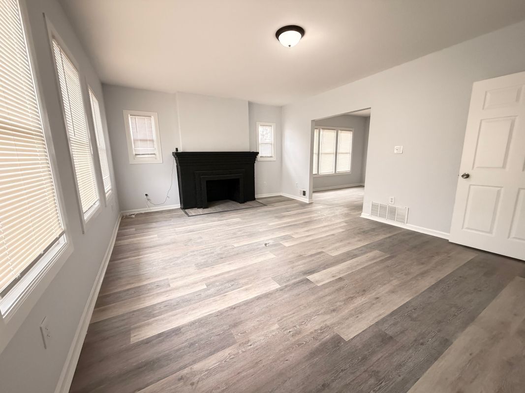 Building Photo - 3259 Cortland St