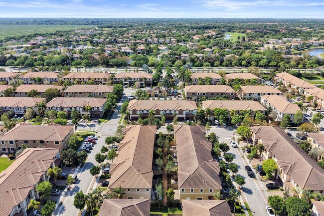 Building Photo - Gorgeous Townhome in Parkland