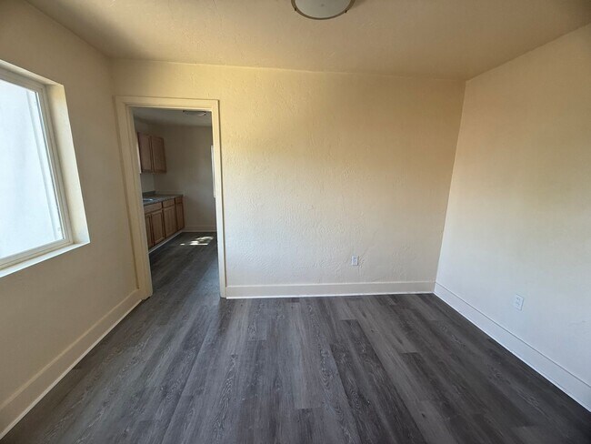Building Photo - 2 bedroom 1 bath House