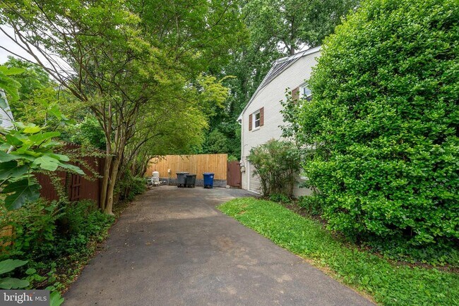 Building Photo - 6438 Woodville Dr