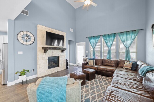 Building Photo - 525 Compania Cove