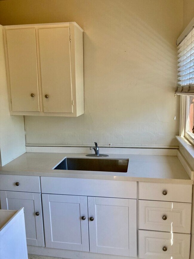 Building Photo - Spanish Craftsman Garden Apartments Bankers Hill